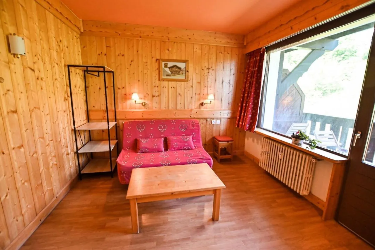 Bright Studio With Balcony Combloux Apartment