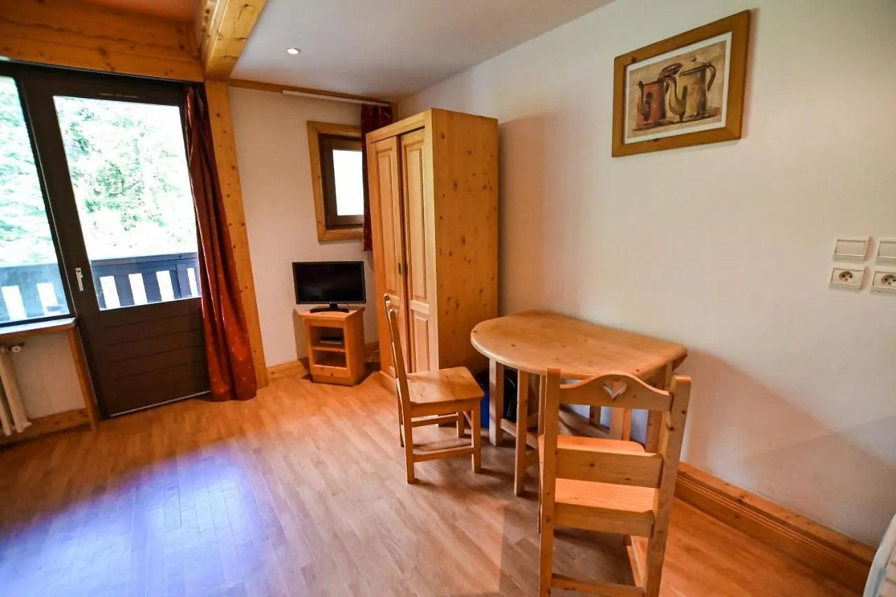 Bright Studio With Balcony Combloux France